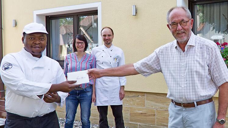 Desmond Ebdigbe freut sich über die Unterstützung des Stiftungsbeirats. Durch den Zuschuss zum Sprachunterricht konnte er seine Abschlussprüfung als Koch erfolgreich ablegen. Foto: Philipp Pott