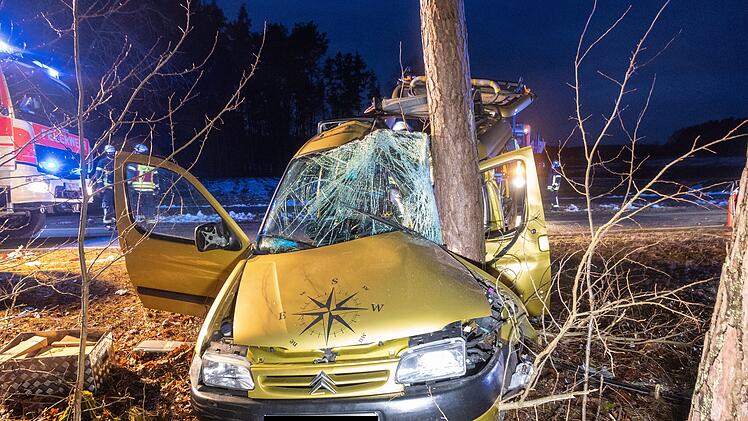 Auf der Stra&szlig;e zwischen Untermembach und Beutelsdorf ist es zu einem Verkehrsunfall gekommen, bei dem mehrere Personen verletzt wurden.