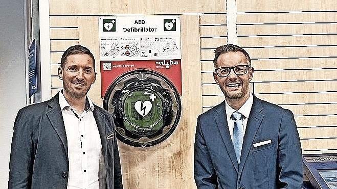 B&uuml;rgermeister Ralf Kunzmann (links) mit Martin Kriegmeier, dem Regionaldirektor und Filialleiter der VR Bank Bamberg-Forchheim.