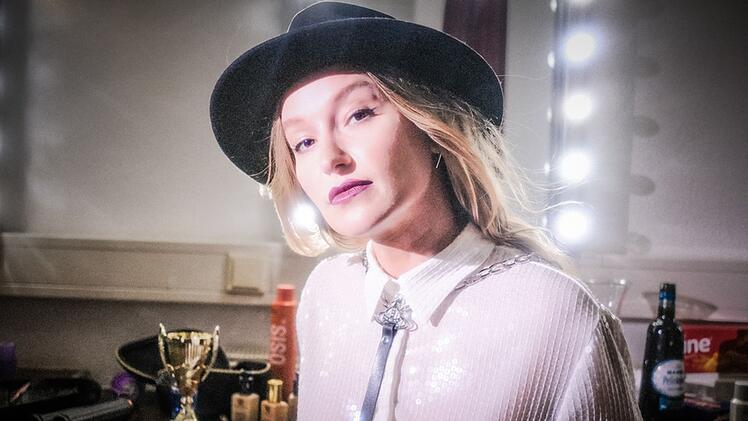 3sat k&uuml;ndigt Malarinas Programm "Troph&auml;enraub" vielsagend so an: "Statt das Patriarchat zu bek&auml;mpfen", mache Malarina "das einzig Logische: Sie nutzt es f&uuml;r sich. Als b&uuml;rgerliche Pseudo-Feministin sucht sie ihren Vorteil - mit Klugheit und Eleganz."