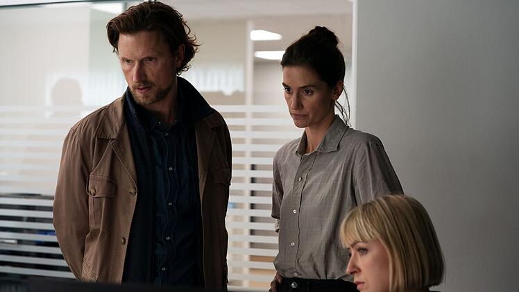 Mark Hess (Mikkel Boe F&oslash;lsgaard) und Naia Thulin (Danica Curcic, Mitte) ermitteln in einem neuen Fall von Serienmorden.