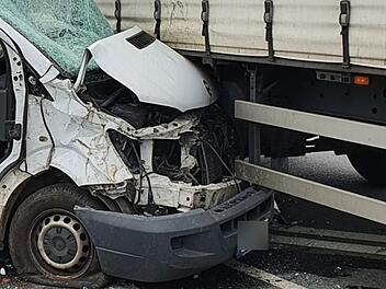 Fahrer von Kleintransporter &uuml;bersieht Stauende auf A6 im Kreis Ansbach