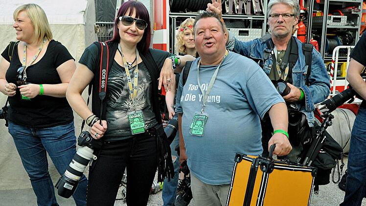Gute Laune vor den drei B&uuml;hnen: Zahlreiche Fotografen waren vor Ort, um vom Rock-Festival im Park zu berichten. Fotos: Helmut &Ouml;lschlegel