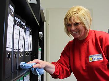 Karin Rüttiger aus Oberbach liebt ihren Job als Reinigungskraft. Die Mutter dreier Kinder putzt Büroräume, Autohäuser, Casinos und Schulen für eine Reinigungsfirma in Bad Kissingen.  Foto: Benedikt Borst