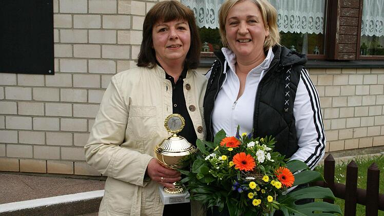 Kegel-Zwillinge? Schon zum zweiten Mal kegelten Karin Eigl (links) und Diana Stark-Heil bei der Stadtmeisterschaft das exakt gleiche Ergebnis.