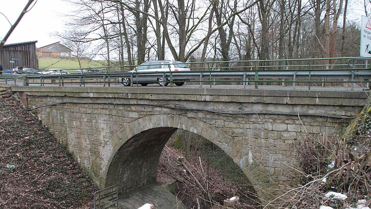 Die seitlichen Kalksteinmauern der im Jahr 1890 errichteten Bogenbrücke sind der zunehmenden Verkehrsbelastung nicht mehr gewachsen. Foto: Jürgen Gärtner