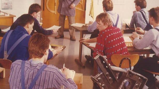 Die Firma Fischer hat eine eigene Lehrwerkschule. Das Foto, das 1990 entstanden war, zeigt den ehemaligen Ausbildungsmeister Horst Biemann, wie er seine Schüler in die Materie des Fachzeichnens einführt.