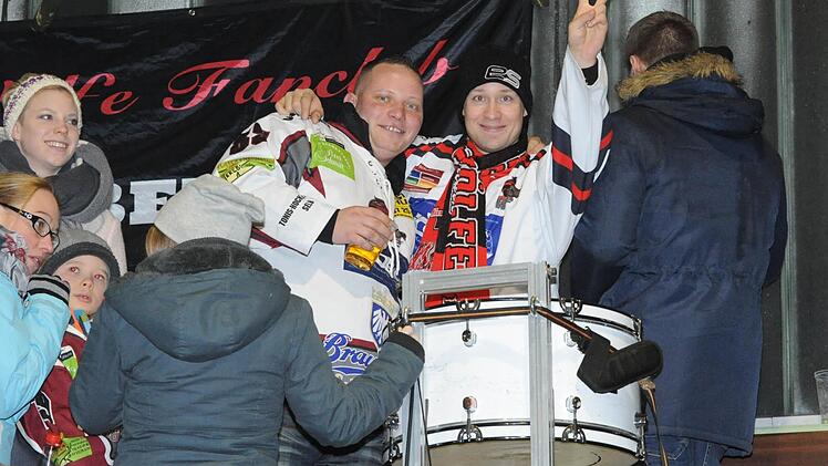 Gut gelaunt an der Trommel: die Fans der Kissinger Wölfe. Foto: Hopf