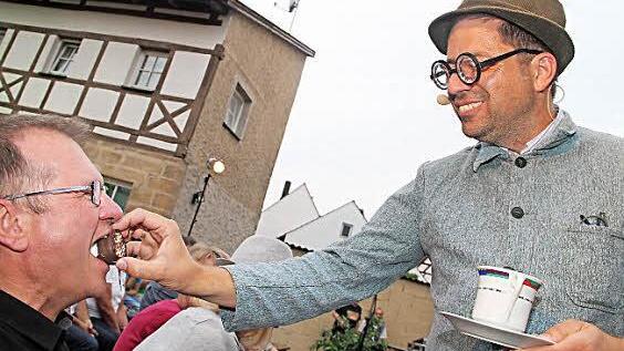 Bei einem Gag wird schon mal das Publikum mit Schaumküssen gefüttert.