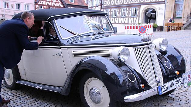 Der Wanderer W 24 mit Fred Schmitt am Steuer steht in Zeil. Winzer Roger N&uuml;&szlig;lein l&auml;sst die vier Insassen Zeiler Wein probieren.  Fotos: Klaus Schmitt