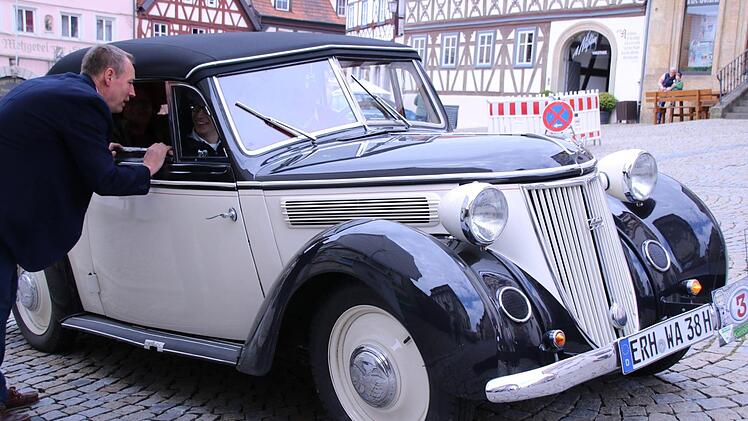 Der Wanderer W 24 mit Fred Schmitt am Steuer steht in Zeil. Winzer Roger Nüßlein lässt die vier Insassen Zeiler Wein probieren.  Fotos: Klaus Schmitt