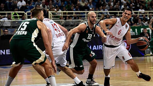 Nikos Zisis (r.) zieht am &uuml;berragenden Athener Spielmacher Nick Calathes vorbei. Foto: Angelos Tzortzinis/dpa