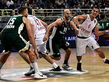 Nikos Zisis (r.) zieht am überragenden Athener Spielmacher Nick Calathes vorbei. Foto: Angelos Tzortzinis/dpa