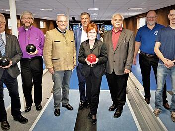Die Grußredner würdigten die tolle Gemeinschaftsleistung des Eisenbahner-Sportvereins Neuenmarkt-Wirsberg. Im Bild (von links) Gemeindereferent Peter Wilm, Pfarrer Stefan Schleicher, BLSV-Kreisvorsitzender Lothar Seyfferth, Bürgermeister Siegfried Decker, stellvertretende Landrätin Christina Flauder, Johannes Kulacz, Vorsitzender Rudolf Hanke und Kegel-Abteilungsleiter Stefan Hahn Foto: Werner Reißaus