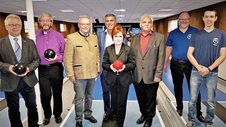 Die Grußredner würdigten die tolle Gemeinschaftsleistung des Eisenbahner-Sportvereins Neuenmarkt-Wirsberg. Im Bild (von links) Gemeindereferent Peter Wilm, Pfarrer Stefan Schleicher, BLSV-Kreisvorsitzender Lothar Seyfferth, Bürgermeister Siegfried Decker, stellvertretende Landrätin Christina Flauder, Johannes Kulacz, Vorsitzender Rudolf Hanke und Kegel-Abteilungsleiter Stefan Hahn Foto: Werner Reißaus