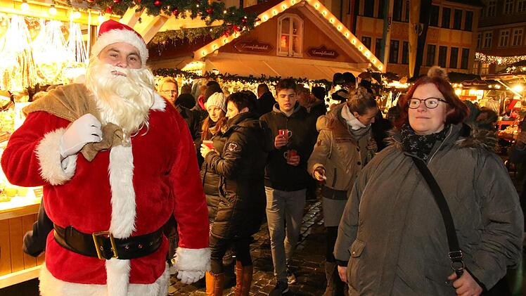 Natürlich durfte der Weihnachtsmann nicht fehlen, der den ganzen Abend über den Weihnachtsmarkt streifte. Michel Stelzner