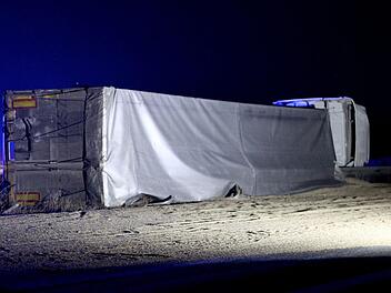 Der umgekippte Lkw verlor rund 26,5 Tonnen Roggen. Foto: Rene Engmann/dpa