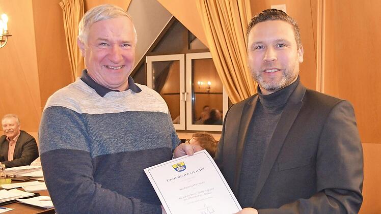 Bürgermeister Martin Finzel (rechts) gratuliert Wolfgang Harnauer zum Jubiläum 40 Jahre im öffentlichen Dienst, davon 26 Jahre bei der Gemeinde Ahorn. Vor allem Harnauers Einsatzbereitschaft als Wasserwart bei plötzlichen Störfällen findet hohe Anerkennung. Foto: Gabi Bertram