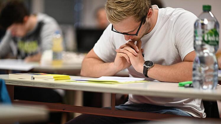 Prüfungen schreiben braucht Mut: Über die Hälfte der Studenten kennt Prüfungsangst.  Foto: Felix Kästle/dpa