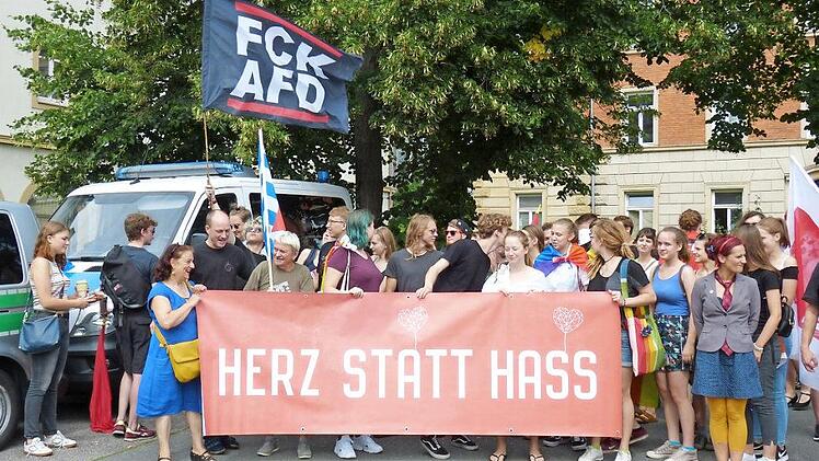 Eindeutig Farbe bekannten die Jugendlichen am Bahnhofsvorplatz.  Fotos: Julian Megerle