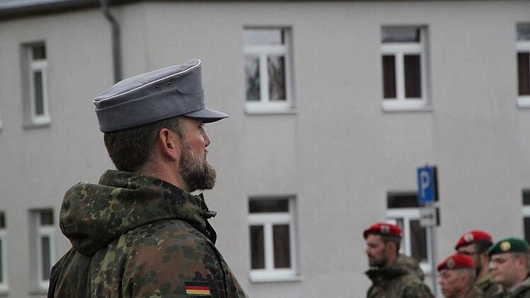 Übergabeappell in der Rhönkaserne: Oberstleutnant Kai Schulze löst Major Gordon Stütz als Kommandant des Truppenübungsplatzes Wildflecken ab. Foto: Ulrike Müller