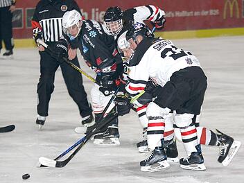 Während der Haßfurter Matthias Kohl (Zweiter von rechts) mit dem Dingolfinger Markus Simbeck um die Scheibe kämpft, beharken sich dahinter auch der ESCler Jan Trübenekr und Dominik König. Foto: Ralf Naumann