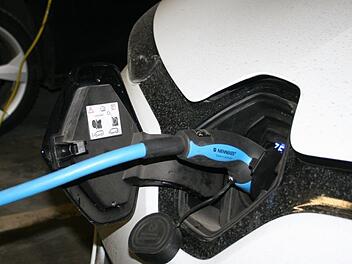 Auch die Dienstfahrzeuge des Bezirk Unterfranken werden immer häufiger mit Strom "betankt". Foto: Markus Mauritz