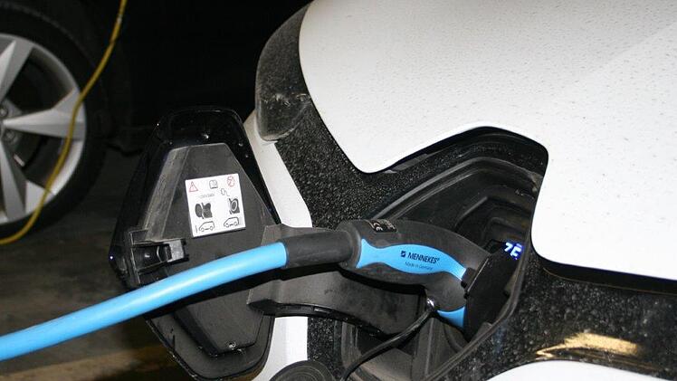 Auch die Dienstfahrzeuge des Bezirk Unterfranken werden immer häufiger mit Strom "betankt". Foto: Markus Mauritz