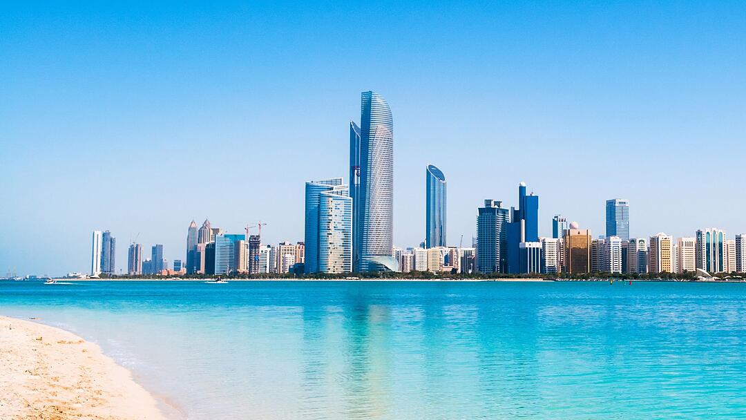 Blick vom Wasser auf Abu Dhabi