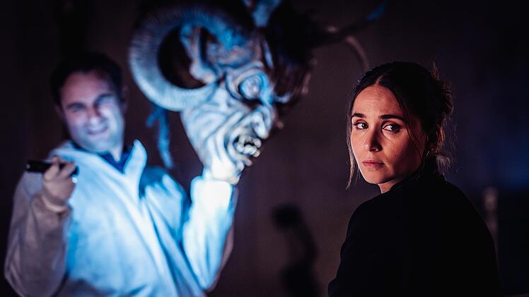 Behringers Schwager, Kriminaltechniker Sebastian Loncar (Jonas Laux), freut sich &uuml;ber die gefundene Perchten-Maske, die der M&ouml;rder oder die M&ouml;rderin trug, denn er erwartet jede Menge DNA darin. Ermittlerin Ela (Cosima Henman) ist eher skeptisch.