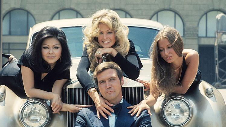 Mit seiner Ehefrau Farah Fawcett (Bild, oben Mitte) stand Lee Majors f&uuml;r die Serie "Der Sechs Millionen Dollar Mann" (verf&uuml;gbar bei RTL+) vor der Kamera.