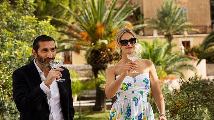 Alles k&ouml;nnte so sch&ouml;n sein, doch der Traumurlaub von Carl (Fares Fares) und Helene (Frida Gustavsson) wird immer mehr zum Albtraum. Wem k&ouml;nnen sie trauen - und k&ouml;nnen sie es einander noch?