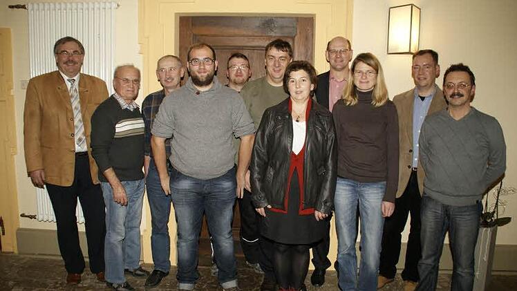 Neu formiert hat sich die Vorstandschaft des Abt-Degen-Weintals. Die neuen Vorsitzenden sind Udo Vogt, Roger Nüßlein (von rechts) und Thomas Stadelmann (Vierter  von rechts, hinten). Neben Schriftführerin Ulla Schmidt (Dritte von rechts) und Kassier Matthias Klauda (Sechster von rechts) gehören sechs Winzer als Beisitzer zur Vorstandschaft. Die beteiligten Kommunen sind durch die Bürgermeister vertreten. Foto: sw