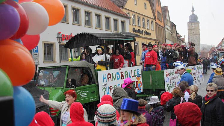 Im heutigen Faschingsgeschehen sind die Handballer des TV eine feste Größe. Im Jahr 2012, als sich die ganze Stadt in eine närrische Puppenkiste verwandelte, fuhren sie wie Jim Knopf und sein Freund Lukas mit der Lokomotive Emma vor. Foto: Eckehard Kiesewetter