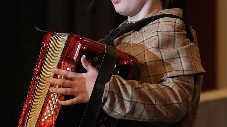 Sherlock Holmes spielt Akkordeon Foto: Matthias Hoch