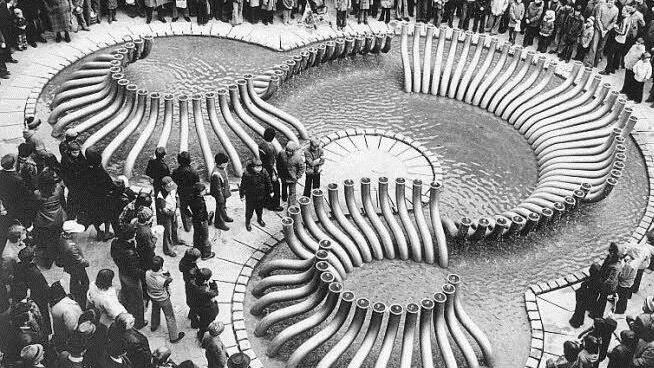 Der Röhrenbrunnen (hier bei der Einweihung im April 1977) stand nur wenige Monate vor der barocken Martinskirche, ehe er wieder abgebrochen wurde.    Archivfoto: Emil Bauer