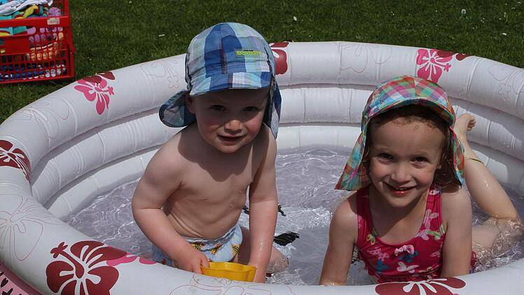 Am schönsten ist es im Wasser, wie man Nicolas (links) und Amelie in Breitbrunn ansieht.  Foto: Günther Geiling