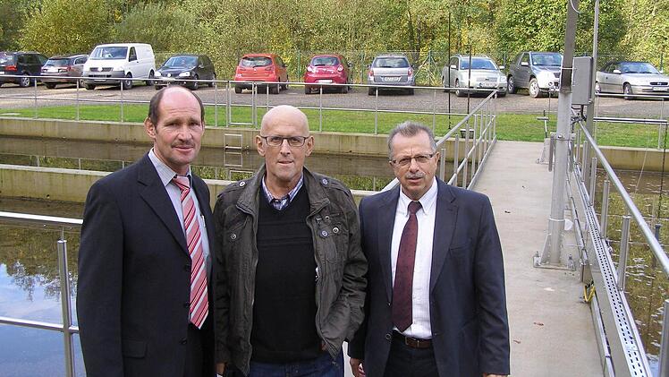 Bürgermeister Dieter Muth, Altbürgermeister Walter Müller und stellvertretender Landrat Emil Müller freuen über die neue Kläranlage. Foto: Wolfgang Saam