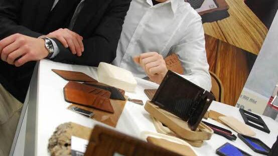 Aus Hartholz entstehen die Brieftaschen von Stephan Wölcher. Ein Geldbeutel aus Holz? Richtig: Zwei Schalen aus Kirschholz, Scharnier und Klipp aus Carbon, und fertig ist das stylische und stabile Portemonnaie aus Kärnten, das der 20-Jährige mitentwickelt hat. Ein Jahr hat das Team getüftelt. Die jungen Männer haben eine Firma gegründet und wollen mit ihren wood-wallets einen Trend setzen. Foto: Carmen Schmitt