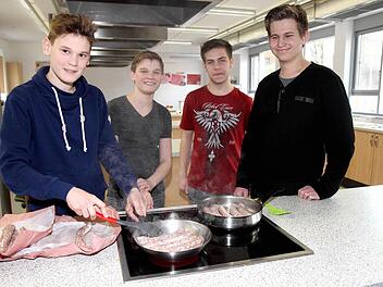 Timo, Felix, Dario und Quirin in der Schulküche Foto: Richard Sänger