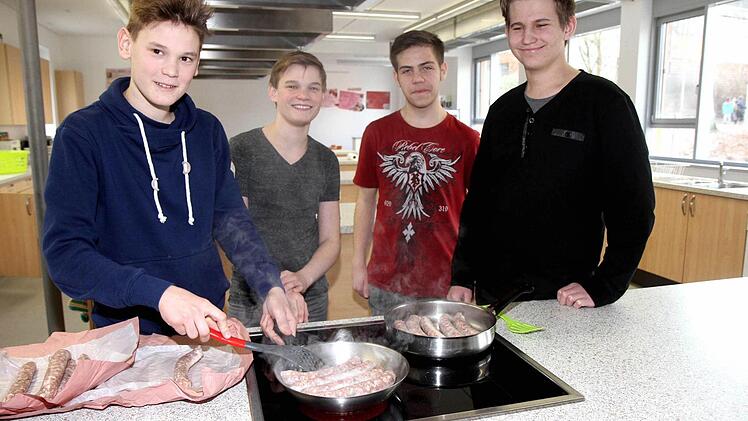 Timo, Felix, Dario und Quirin in der Schulküche Foto: Richard Sänger