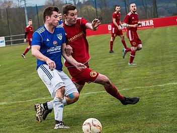 Die Fußballer des ATS und VfB Kulmbach könnte es in der kommenden Saison auch in den Landkreis Kronach verschlagen, denn der SV Friesen und ASV Kleintettau gelten als Wechselkandidaten. Hier eine Szene aus dem Kulmbacher Derby, links Alexander Wachter (VfB), rechts Levin Pauli (ATS). Foto: Alexander Muck