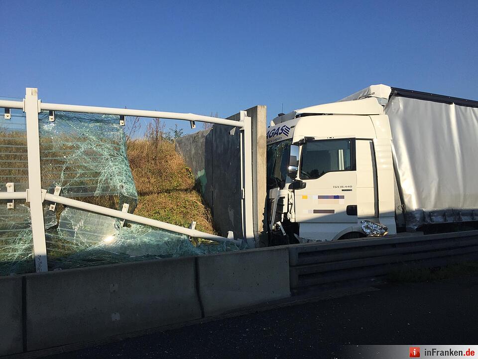 Lkw kracht auf A9 bei Bayreuth ungebremst gegen Lärmschutzwand