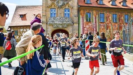 Egal, ob jung oder alt - das Brückenrathaus passierten die Starter aller Läufe.