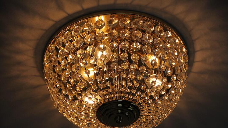 Die Beleuchtung knüpft an den Kronleuchter im Kursaal an. Foto: Ulrike Müller