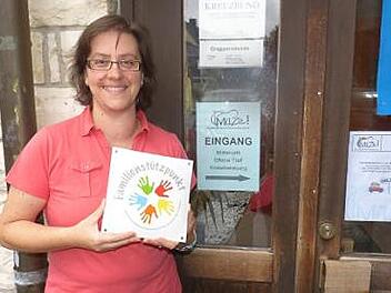 Barbara Großmann mit dem Schild Familienstützpunkt