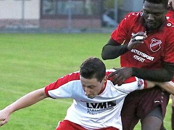 Heßdorf um Kapitän Benedikt Hofmann (li.) spielte mutig, hatte gegen den FCD (re. Jiresse Yoba) aber das Nachsehen. Foto: M. Hofmann