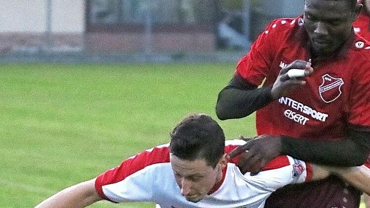 Heßdorf um Kapitän Benedikt Hofmann (li.) spielte mutig, hatte gegen den FCD (re. Jiresse Yoba) aber das Nachsehen. Foto: M. Hofmann