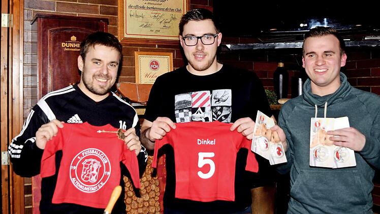 Zwillinge hatte es im Hause des Spielertrainers Stefan Dinkel gegeben, weshalb er schon einmal eine "sportliche Grundausstattung" f&uuml;r den Nachwuchs in Form von Sportdress und den FCA-Schnuller erhielt, die seitens der Mannschaft Johannes Oppel und Florian Klemenz (v. l.) &uuml;berreichten.  Foto: Dieter Radziej