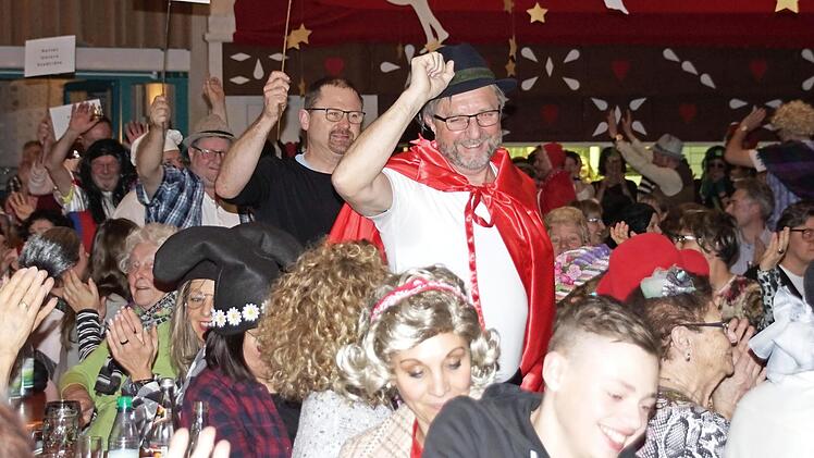 Beim Weiberfasching werden die Stadträte immer vorgeführt; heuer begehrten sie auf und organisierten eine Demo "Fridays for Stadträt".